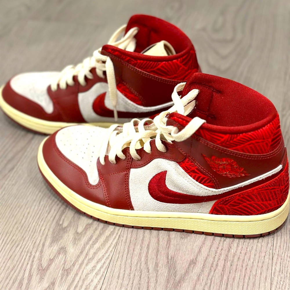 Nike Air Jordan 1 Mid SE - Tiki Leaf SZ 10
